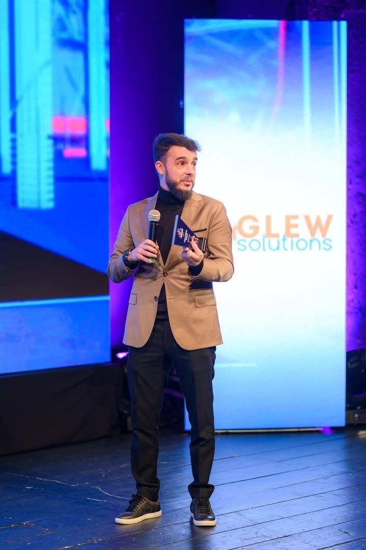 Ovidiu Golea pe scenă la un eveniment Glew Solutions